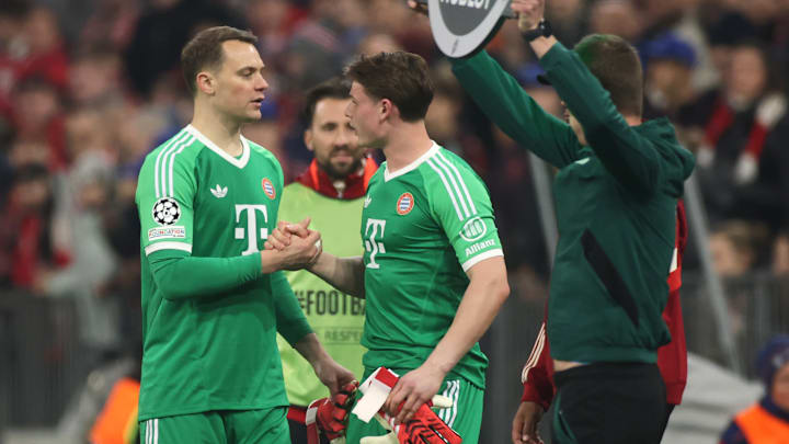 Jonas Urbig wird eingewechselt, Manuel Neuer muss raus.
