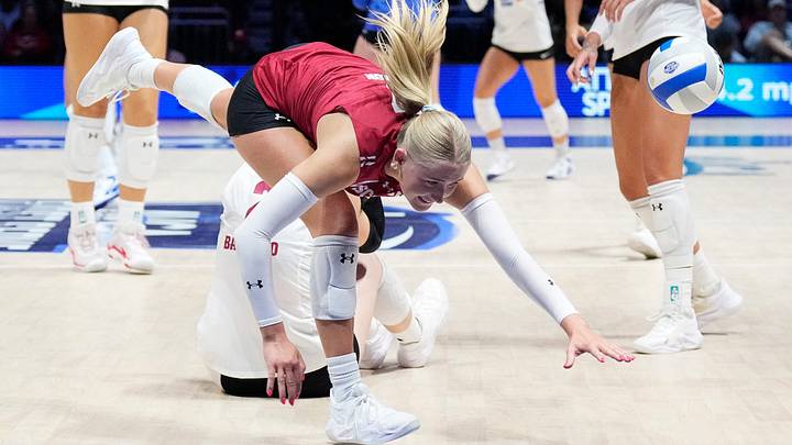 Wisconsin Badgers libero/defensive specialist Kristen Simon (7) dives for the ball during the first set of the match against the Kentucky Wildcats at the AVCA First Serve event at Fiserv Forum in Milwaukee, Wisconsin on Aug. 21, 2026. Wisconsin Badgers libero/defensive specialist Kristen Simon (7) dives for the ball during the first set of the match against the Kentucky Wildcats at the AVCA First Serve event at Fiserv Forum in Milwaukee, Wisconsin on Aug. 21, 2026.