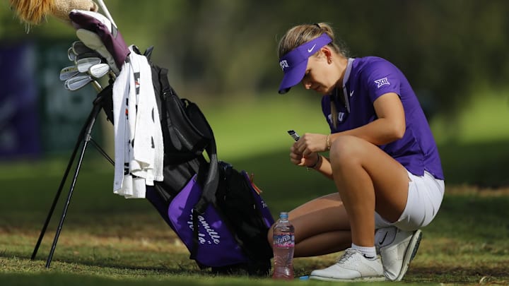 Camille Min-Gaultier waiting to tee off