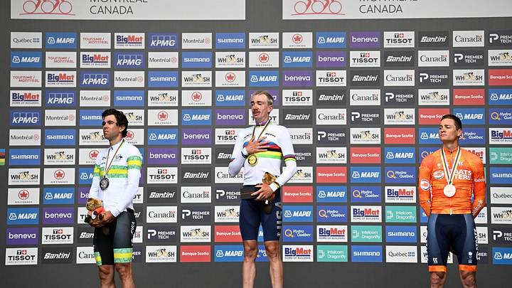 El australiano Michael Matthews (segundo puesto), el flamante monarca estadounidense Brandon McNulty (primer puesto) y el neerlandés Mathieu van der Poel (tercer puesto) engalanan el podio de la prueba élite de ruta masculina El australiano Michael Matthews (segundo puesto), el flamante monarca estadounidense Brandon McNulty (primer puesto) y el neerlandés Mathieu van der Poel (tercer puesto) engalanan el podio de la prueba élite de ruta masculina