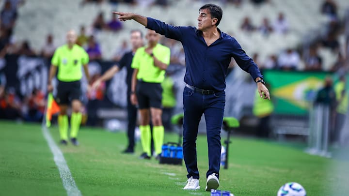 Gustavo Quinteros tem sido muito questionado por torcedores