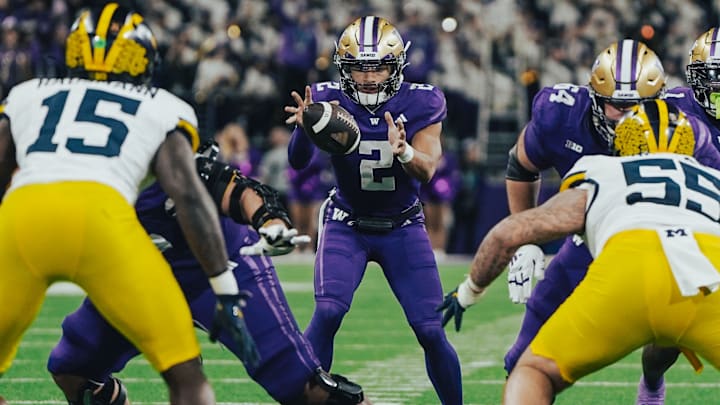 Demond Williams concentrates on getting the snap in his hands against Michigan.