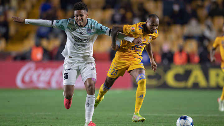 El brasileño Ygor Nogueira (Mazatlán) y el colombiano Luis Quiñones (Tigres) compiten por el esférico en el Clausura 2022. El brasileño Ygor Nogueira (Mazatlán) y el colombiano Luis Quiñones (Tigres) compiten por el esférico en el Clausura 2022.