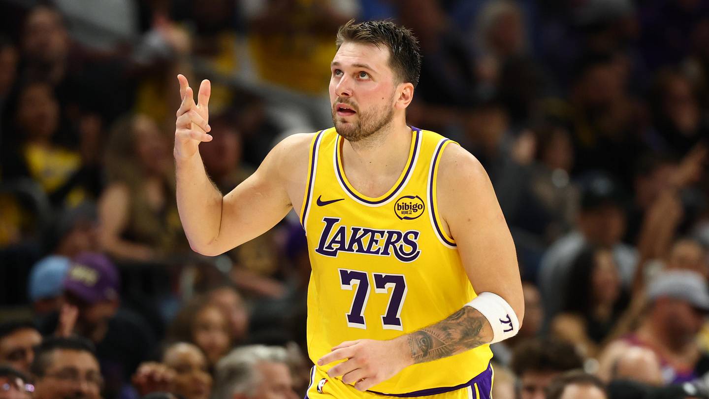 Lakers Rally for Third Straight Win Over Pelicans