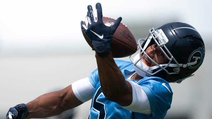 Tennessee Titans wide receiver Elic Ayomanor (5) makes a one-hand grab during drills during mandatory Titans Minicamp at Ascension Saint Thomas Sports Park in Nashville, Tenn., Tuesday, June 10, 2025. Tennessee Titans wide receiver Elic Ayomanor (5) makes a one-hand grab during drills during mandatory Titans Minicamp at Ascension Saint Thomas Sports Park in Nashville, Tenn., Tuesday, June 10, 2025.