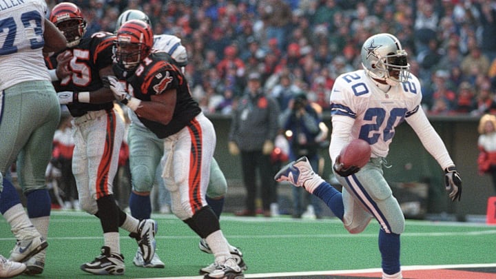 Dec 14, 1997; Cincinnati, OH, USA; Dallas Cowboys running back Sherman Williams (20) scores a touchdown against the Cincinnati Bengals at Riverfront Stadium. The Bengals beat the Cowboys 31-24. Mandatory Credit: Matthew Emmons-Imagn Images