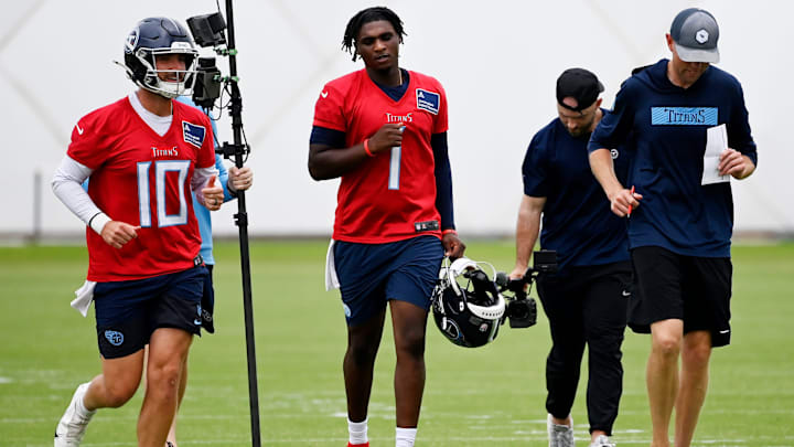Tennessee Titans quarterback’s Brandon Allen (10), quarterback Cam Ward (1) and quarterbacks coach Bo Hardegree Tennessee Titans quarterback’s Brandon Allen (10), quarterback Cam Ward (1) and quarterbacks coach Bo Hardegree