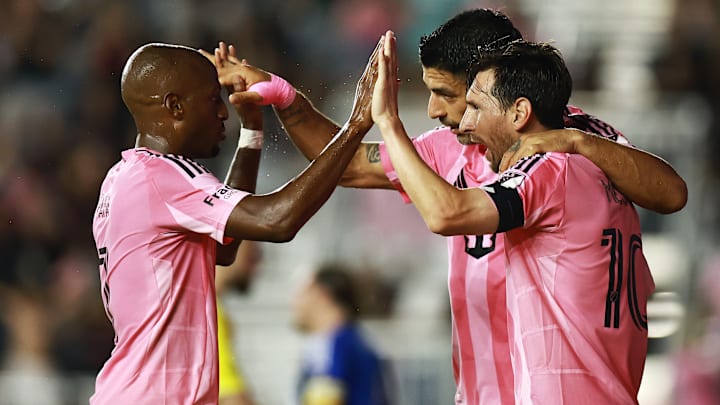 Fafa Picault celebra con Luis Suárez y Lionel Messi Fafa Picault celebra con Luis Suárez y Lionel Messi