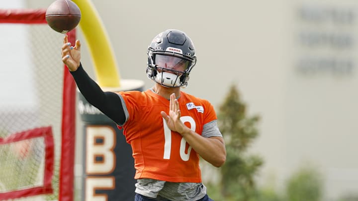 Caleb Williams' throws on a video have caught the attention of fans everywhere on social media. Caleb Williams' throws on a video have caught the attention of fans everywhere on social media.