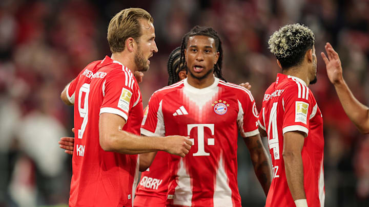 Harry Kane, Michael Olise und Luis Diaz im Trikot des FC Bayern