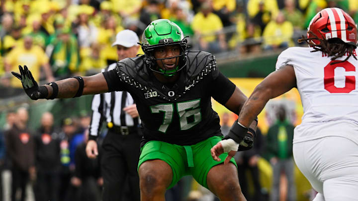 Oregon Ducks offensive lineman Isaiah World