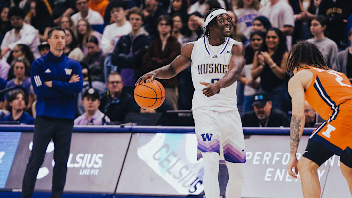 Zoom Diallo sets up the offense as Danny Sprinkle watches. 