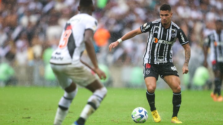 Com Paulinho, ex-Vasco, Atlético se prepara para as semis da Copa do Brasil.