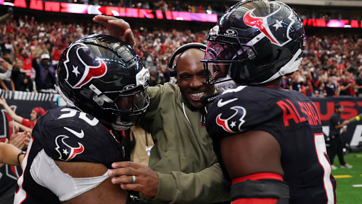 DeMeco Ryans celebrates with his team after the Houston Texans pull off a stunning 4th quarter rally against the Jacksonville Jaguars