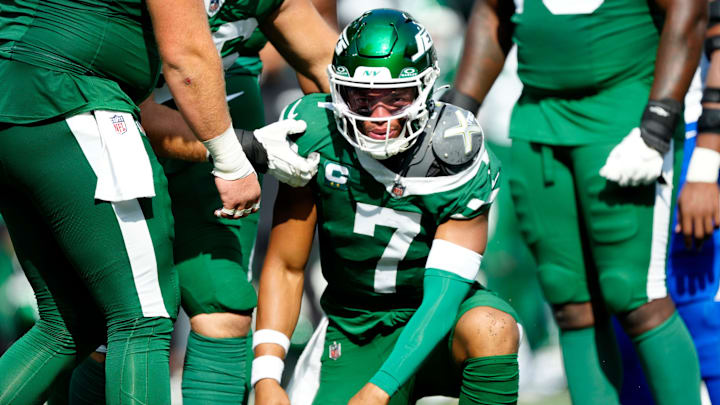 New York Jets quarterback Justin Fields (7) got sacked in back-to-back plays in the fourth quarter before exiting the game, Sunday, September 14, 2025, in East Rutherford. New York Jets quarterback Justin Fields (7) got sacked in back-to-back plays in the fourth quarter before exiting the game, Sunday, September 14, 2025, in East Rutherford.