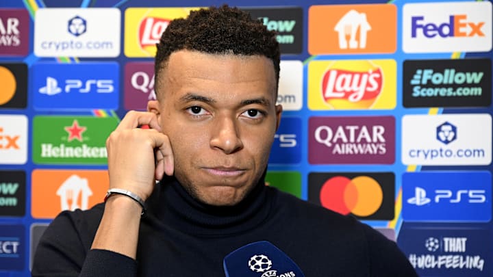 Kylian Mbappé avait la tête des mauvais jours en zone mixte. Kylian Mbappé avait la tête des mauvais jours en zone mixte.