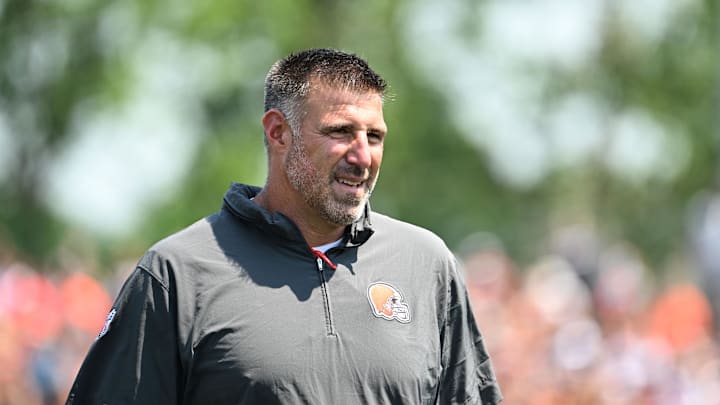 Aug 4, 2024; Cleveland Browns advisor Mike Vrabel during practice at the Browns training facility in Berea, Ohio. Mandatory Credit: Bob Donnan-Imagn Images Aug 4, 2024; Cleveland Browns advisor Mike Vrabel during practice at the Browns training facility in Berea, Ohio. Mandatory Credit: Bob Donnan-Imagn Images
