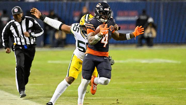 Chicago Bears RB D'Andre Swift runs with the ball against the Green Bay Packers. Mandatory Credit: Matt Marton-Imagn Images Chicago Bears RB D'Andre Swift runs with the ball against the Green Bay Packers. Mandatory Credit: Matt Marton-Imagn Images