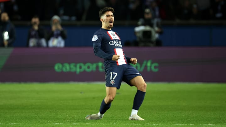 Le Paris Saint-Germain étrille le Racing Club de Lens sur le score de 3 buts à 1 et fonce vers le titre de champion de France.