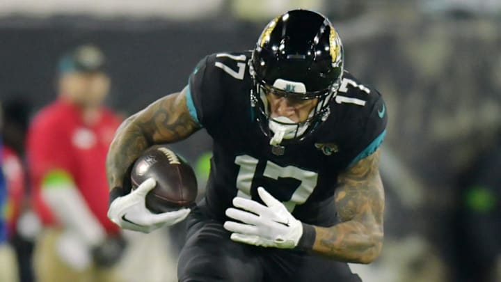 Jacksonville Jaguars tight end Evan Engram (17) sprints away from Cincinnati Bengals linebacker