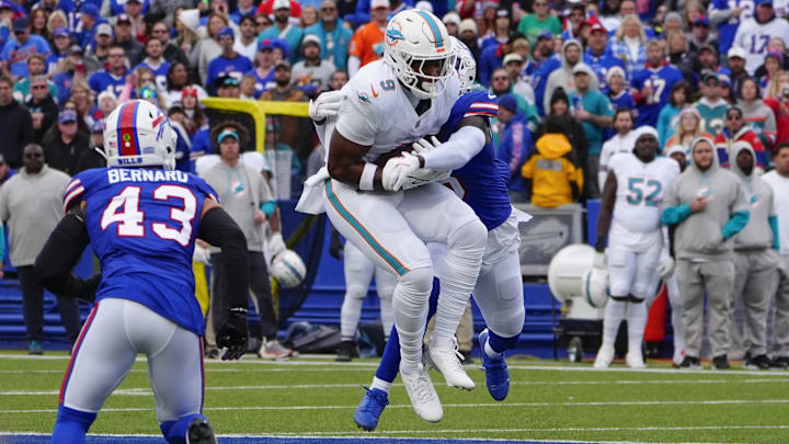Miami Dolphins tight end Jonnu Smith (9) makes a catch against the Buffalo Bills during the second half at Highmark Stadium.