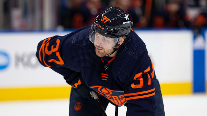 Chicago Blackhawks v Edmonton Oilers