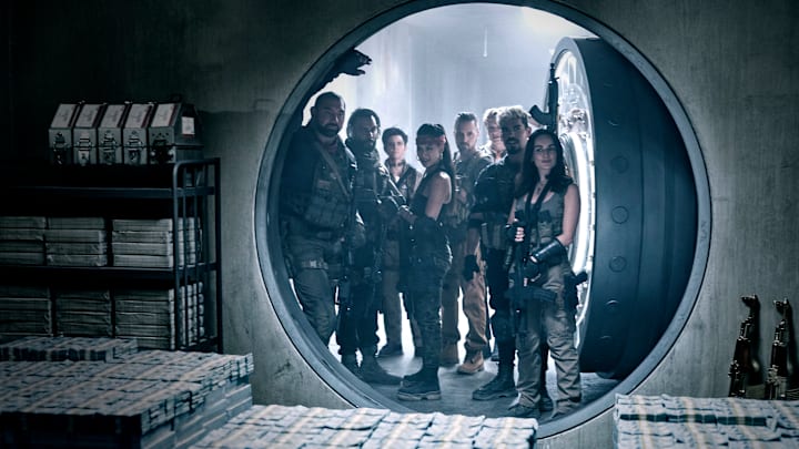 ARMY OF THE DEAD (L to R) DAVE BAUTISTA as SCOTT WARD, OMARI HARDWICK as VANDEROHE, TIG NOTARO as PETERS, SAMANTHA WIN as CHAMBERS, COLIN JONES as DAMON, MATTHIAS SCHWEIGHFER as DIETER, RAôL CASTILLO as MICKEY GUZMAN, ANA DE LA REGUERA as CRUZ in ARMY OF THE DEAD. Cr. CLAY ENOS/NETFLIX © 2021
