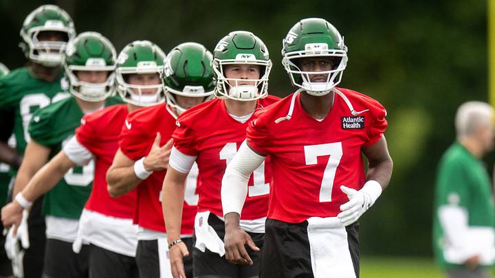 New York Jets quarterback Geno Smith (front) is building chemistry with wide receiver Garrett Wilson, which is a good sign before the real games begin. New York Jets quarterback Geno Smith (front) is building chemistry with wide receiver Garrett Wilson, which is a good sign before the real games begin.