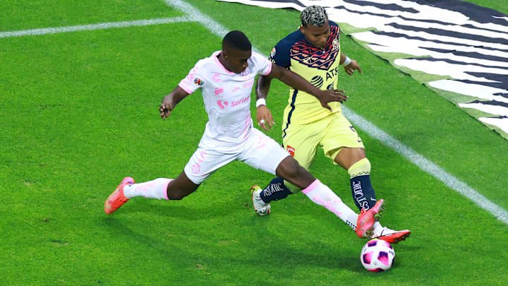 Roger Martínez y Felix Torres disputan una pelota.