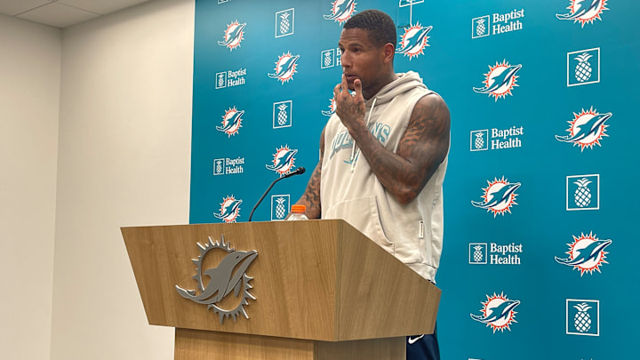 Miami Dolphins tight end Darren Waller Miami Dolphins tight end Darren Waller