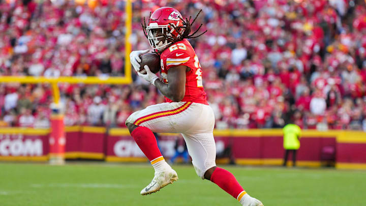 Nov 10, 2024; Kansas City, Missouri, USA; Kansas City Chiefs running back Kareem Hunt (29) catches a pass during the second half against the Denver Broncos at GEHA Field at Arrowhead Stadium. Mandatory Credit: Jay Biggerstaff-Imagn Images