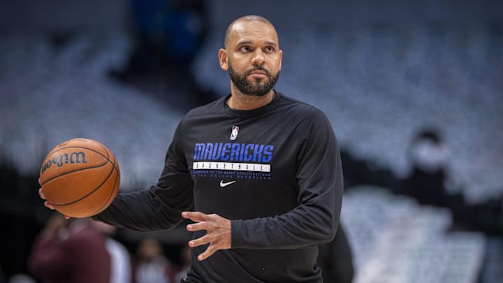 Nov 6, 2021; Dallas, Texas, USA; Dallas Mavericks assistant coach Jared Dudley works with the Mavericks before the game against the Boston Celtics at the American Airlines Center. Mandatory Credit: Jerome Miron-Imagn Images