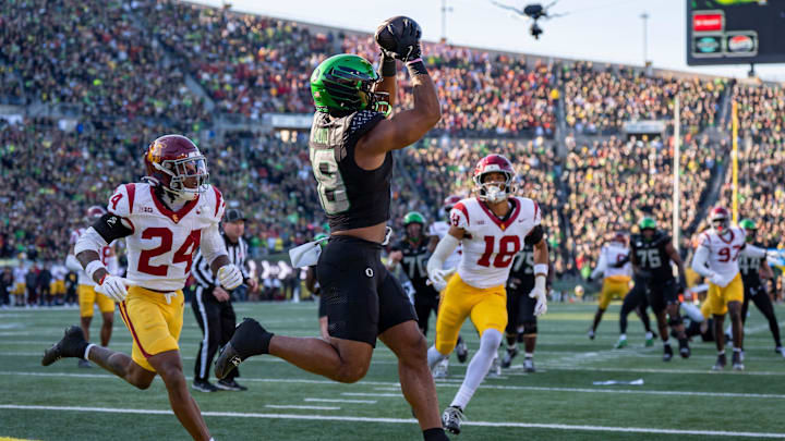 Oregon tight end Kenyon Sadiq hauls in a touchdown catch as the Oregon Ducks host the USC Trojans on Nov. 22, 2025, at Autzen Stadium in Eugene, Oregon.
