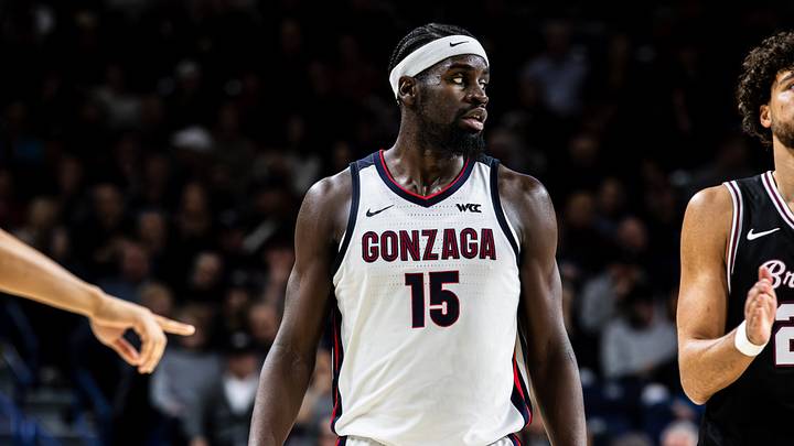 Gonzaga Bulldogs forward Graham Ike (15).