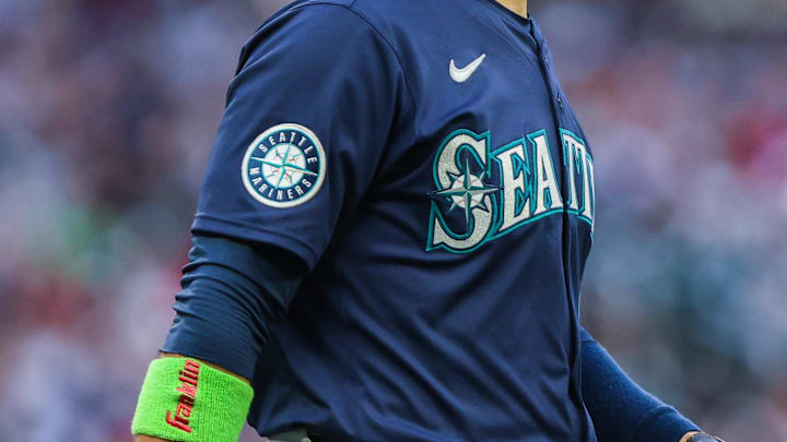 Sep 6, 2025; Cumberland, Georgia, USA; Seattle Mariners third base Eugenio Suarez (28) in the game against the Atlanta Braves during the first inning at Truist Park. Mandatory Credit: Jordan Godfree-Imagn Images