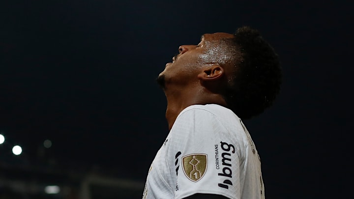 Após acertar rescisão amigável com o Corinthians, Jô entrou num mar de polêmicas extracampo Após acertar rescisão amigável com o Corinthians, Jô entrou num mar de polêmicas extracampo