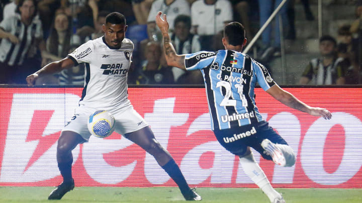 Cuiabano, ex-Grêmio, balançou as redes pelo Botafogo contra o Imortal