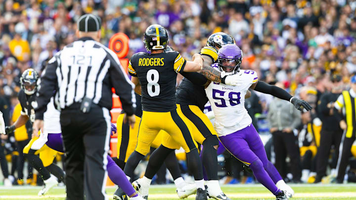 Vikings linebacker Jonathan Greenard (58) rushes Steelers quarterback Aaron Rodgers (8). 