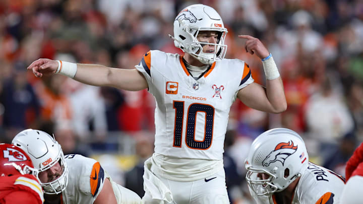 KANSAS CITY, MO - DECEMBER 25: Denver Broncos quarterback Bo Nix (10) directs the offense before the snap in the third quarter of a Christmas Day NFL, American Football Herren, USA game between the Denver Broncos and Kansas City Chiefs on December 25, 2025 at GEHA Field at Arrowhead Stadium in Kansas City, MO. 