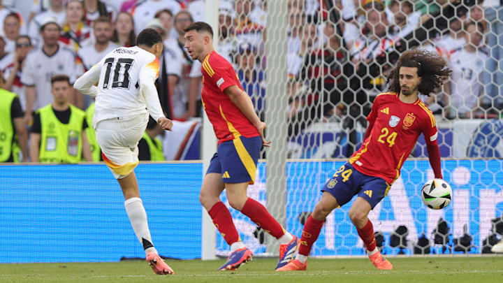 Die umstrittene Szene: Jamal Musiala trifft den Arm von Marc Cucurella.