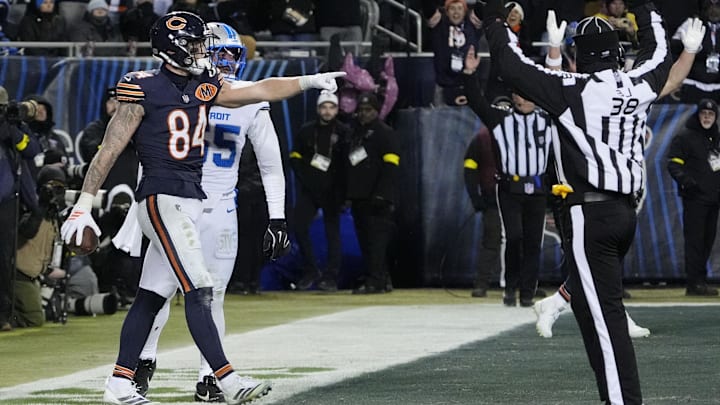 Colston Loveland reacts with a "back at you" to QB Caleb Williams for the TD throw at the back of the end zone last week.