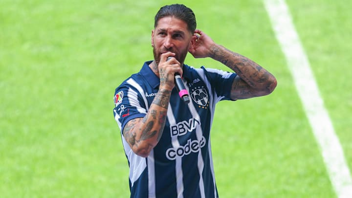 El defensa español Sergio Ramos en su presentación con Rayados