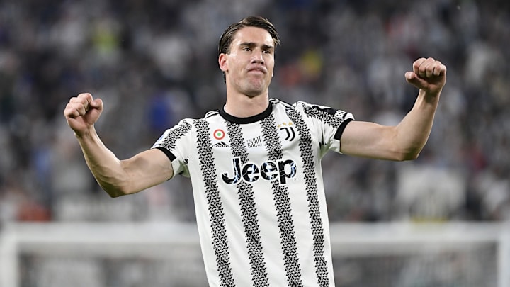 Dusan Vlahovic et la Juventus ont dévoilé leur nouveau maillot extérieur Dusan Vlahovic et la Juventus ont dévoilé leur nouveau maillot extérieur