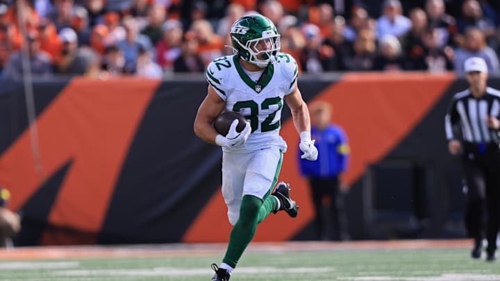 Oct 26, 2025; Cincinnati, Ohio, USA; New York Jets wide receiver Arian Smith (82) runs with the ball during the third quarter against the Cincinnati Bengals at Paycor Stadium. Mandatory Credit: Katie Stratman-Imagn Images