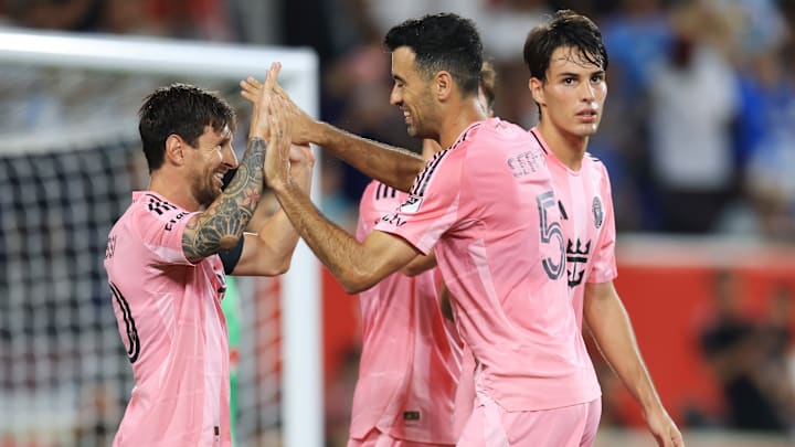 El argentino Lionel Messi y el español Sergio Busquets celebran