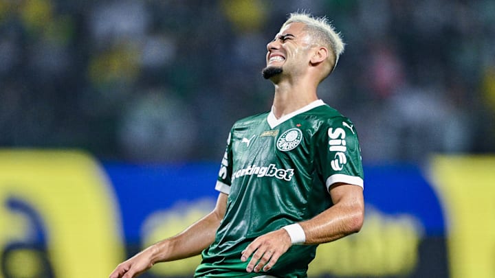 Andreas Pereira sofreu um trauma no ombro esquerdo no Clássico da Saudade