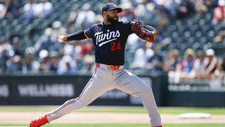 May 28, 2026; Chicago, Illinois, USA; Minnesota Twins starting pitcher Simeon Woods Richardson (24) delivers a pitch against the Chicago White Sox during the first inning at Rate Field.