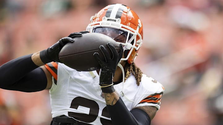 Aug 10, 2024; Cleveland, Ohio, USA; Cleveland Browns safety Ronnie Hickman (33) catches the ball during warm ups before the game against the Green Bay Packers at Cleveland Browns Stadium. Mandatory Credit: Scott Galvin-Imagn Images Aug 10, 2024; Cleveland, Ohio, USA; Cleveland Browns safety Ronnie Hickman (33) catches the ball during warm ups before the game against the Green Bay Packers at Cleveland Browns Stadium. Mandatory Credit: Scott Galvin-Imagn Images