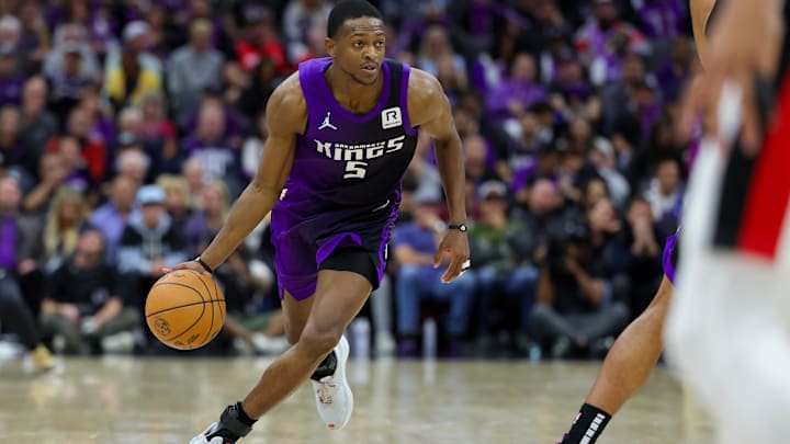 De'Aaron Fox dribbles the ball