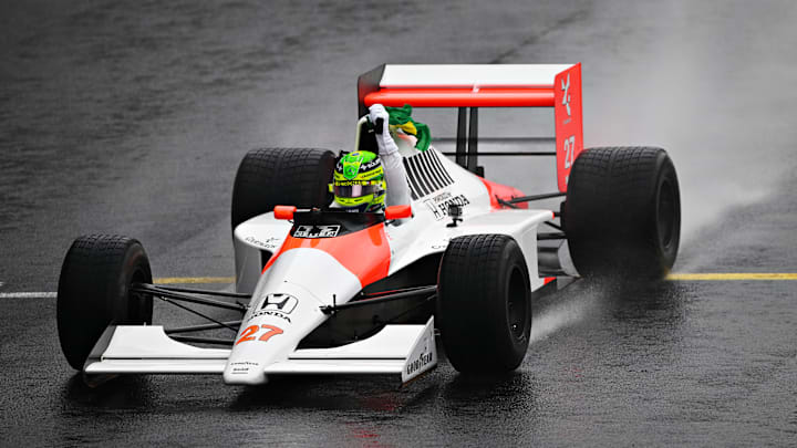 Lewis Hamilton conduciendo el auto de Ayrton Senna en el Gran Premio de Brasil 2024 de la Fórmula 1